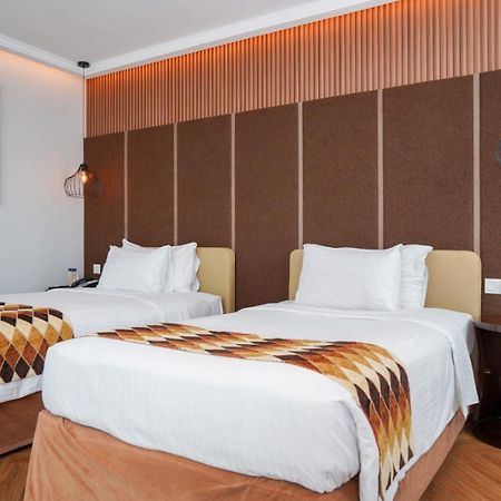 Cambridge Hotel Medan Extérieur photo