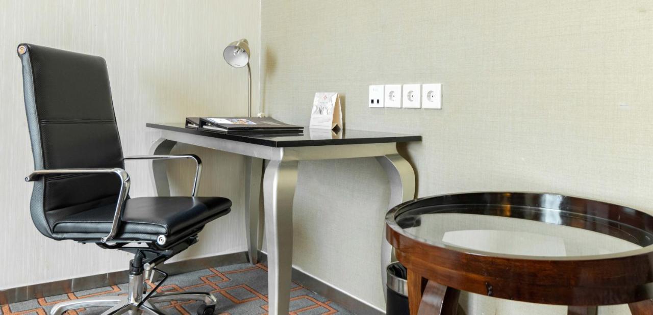 Cambridge Hotel Medan Extérieur photo