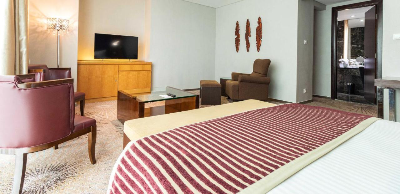 Cambridge Hotel Medan Extérieur photo