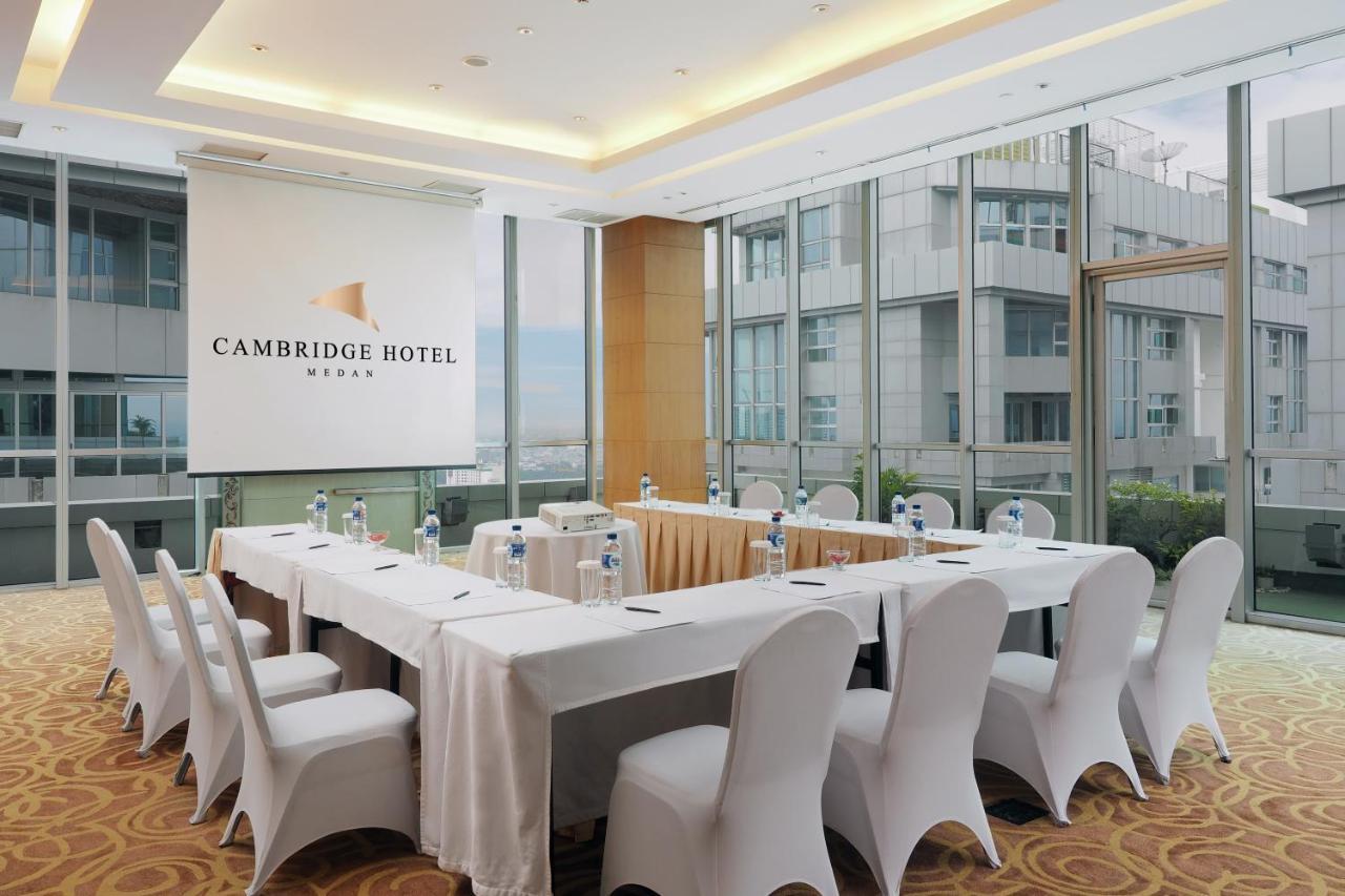 Cambridge Hotel Medan Extérieur photo