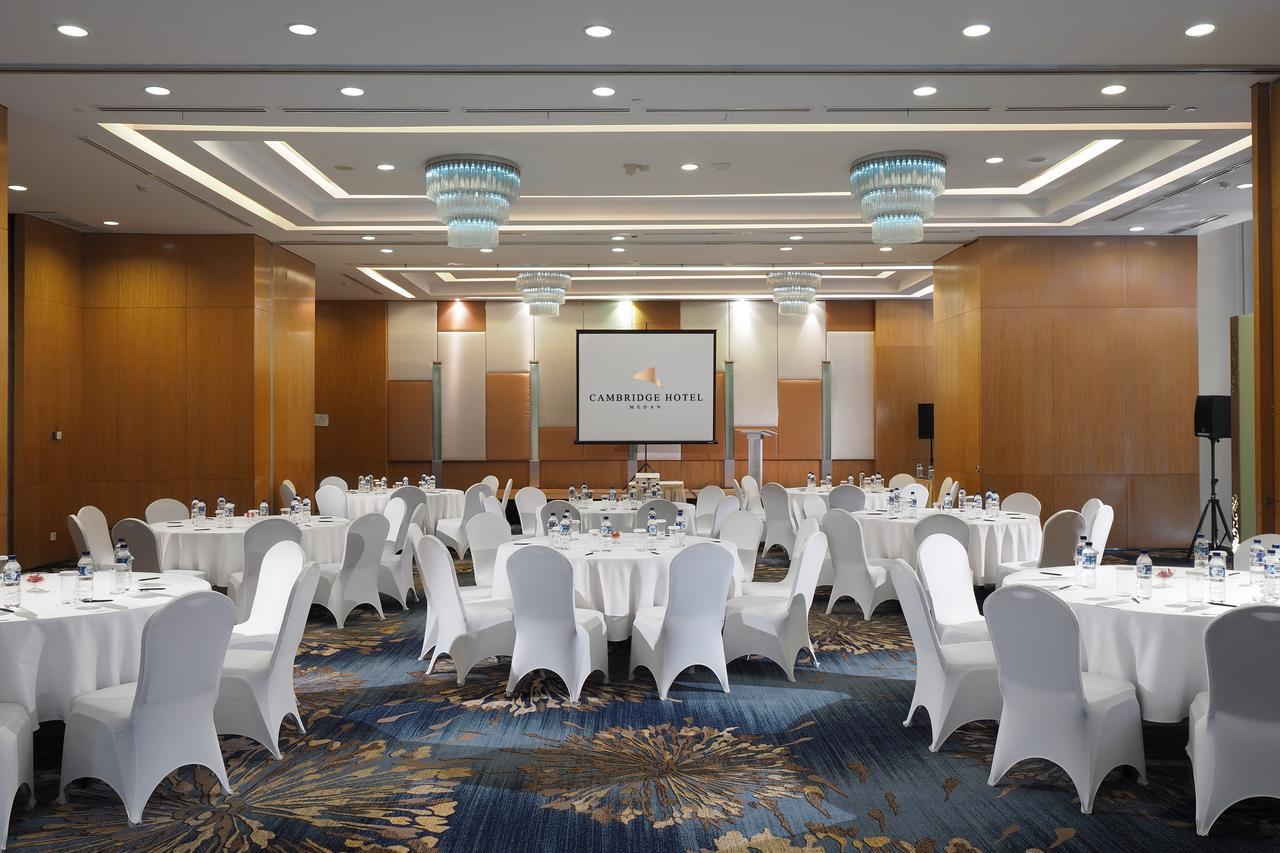 Cambridge Hotel Medan Extérieur photo