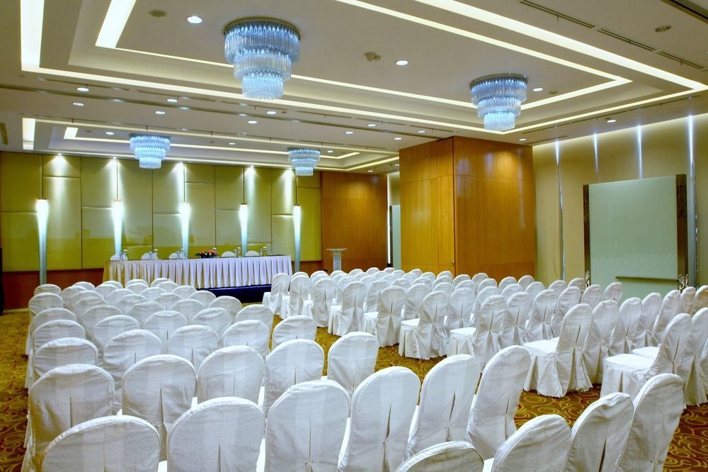 Cambridge Hotel Medan Extérieur photo